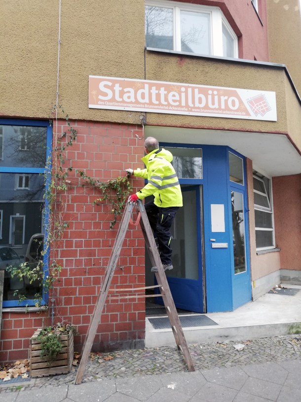 Gleich wird das Schild am Vorortbüro abgeschraubt. Foto: Hensel
