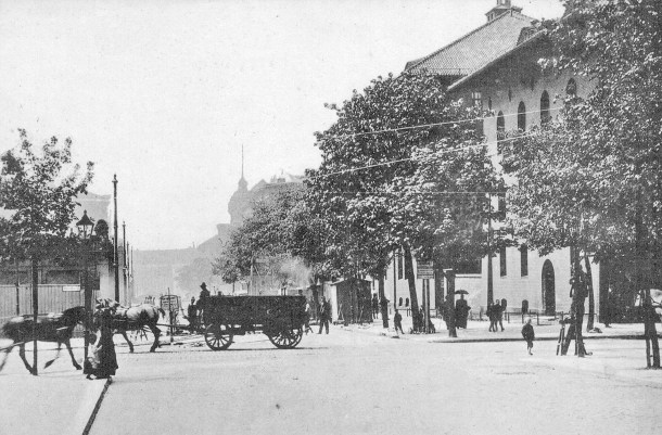 Den von Hermann Blankenstein errichteten Bau der heutigen Humboldthain-Grundschule in der Wiesenstraße 66 ergänzte Ludwig Hoffmann 1899–1901 mit weiteren Gebäuden der 73. und 147. Gemeindeschule in der Grenzstraße 8. Dabei wurde aus Platzgründen der Standort der Turnhalle auf die andere Straßenseite in den Humboldthain (heute ein Neubau) verlegt. Die Bauplastiken an der Schule und dem eckbetonten Rektorenwohnhaus schuf Otto Lessing. Foto: Archiv Ralf Schmiedecke
