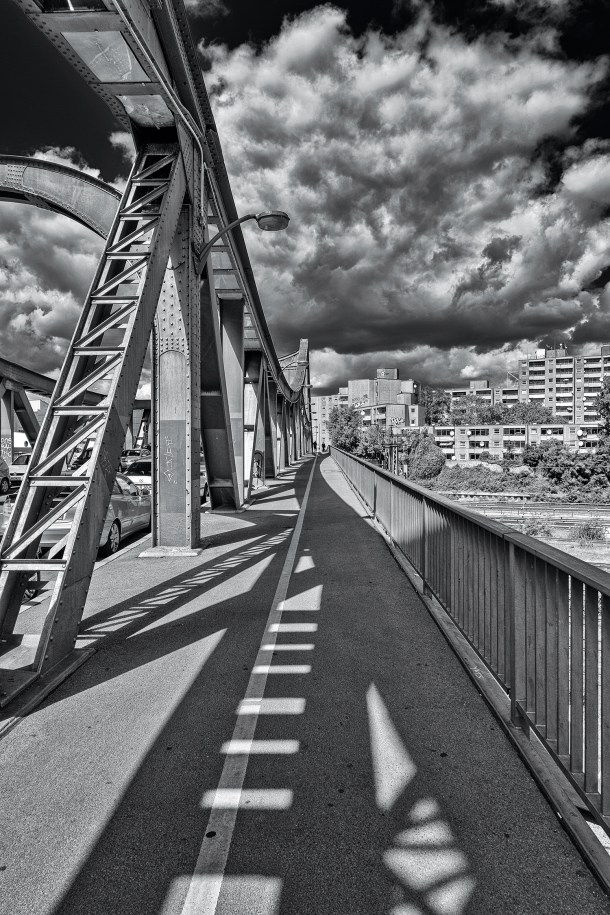 Swinemünder Brücke unter dem Himmel Berlins. Foto: Hartmut Bräunlich
