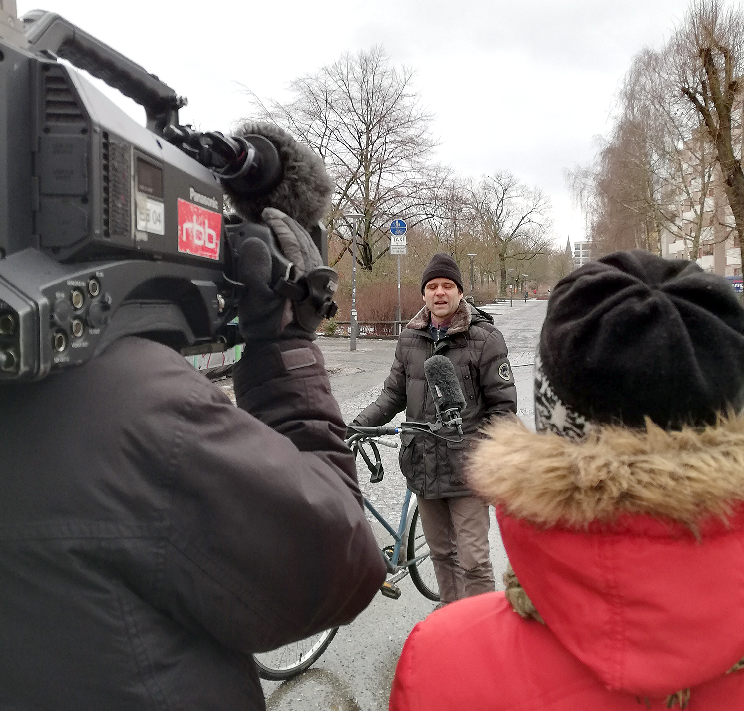 Andrei Schnell von der Bürgerredaktion spricht über den Vinetaplatz. Foto: D. Hensel