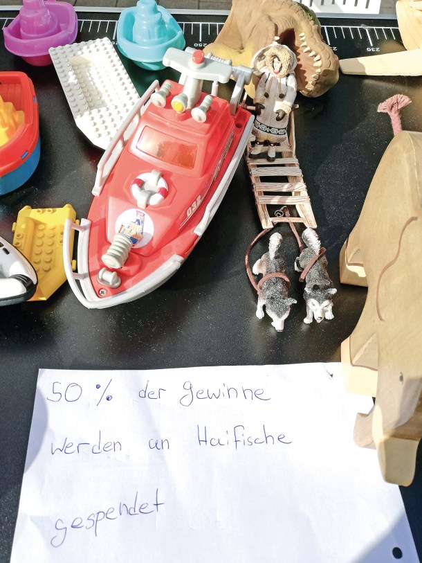 Spielzeug mit Schild