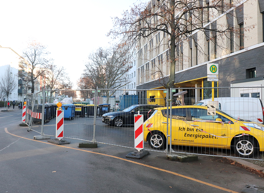 BVG-Baustelle in der Usedomer Straße, für die die Straße teilweise ge​sperrt wurde. Foto: Andrei Schnell