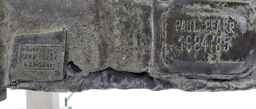 Zwei Signaturen geben Auskunft über den Künstler sowie Datum, Ort und Technologie der Tafelherstellung. Foto: Alexander Dowe