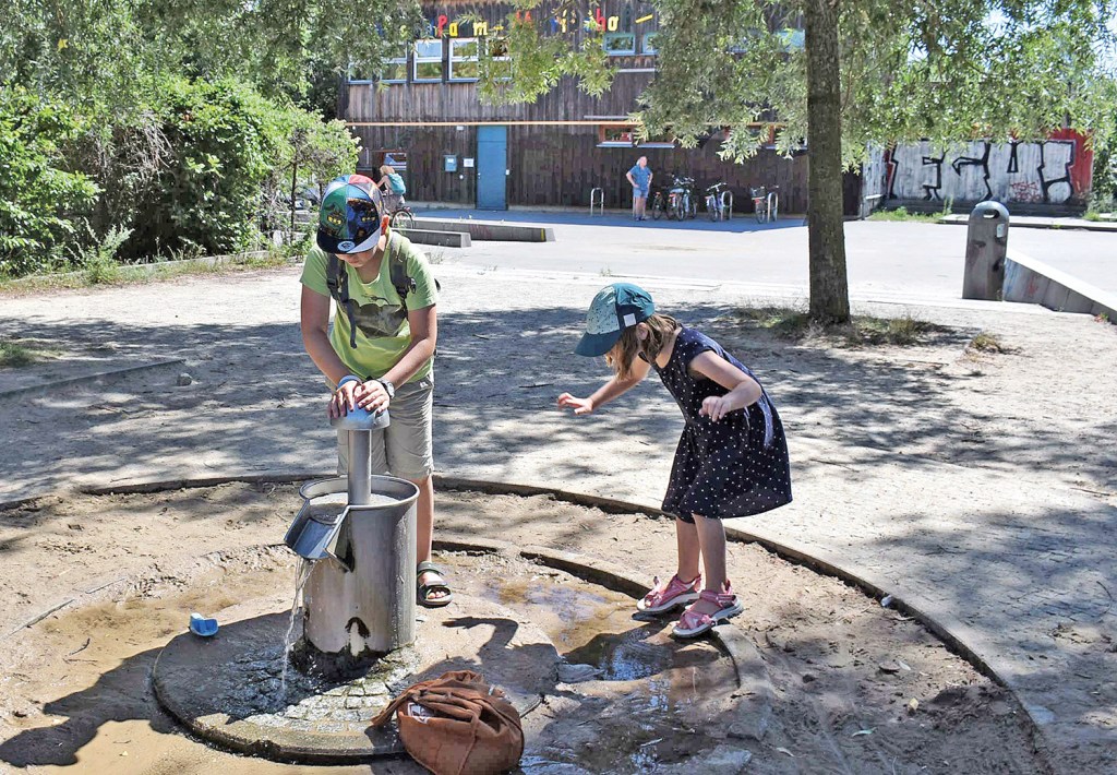 Klettern, schaukeln, rutschen im Mauerpark. 