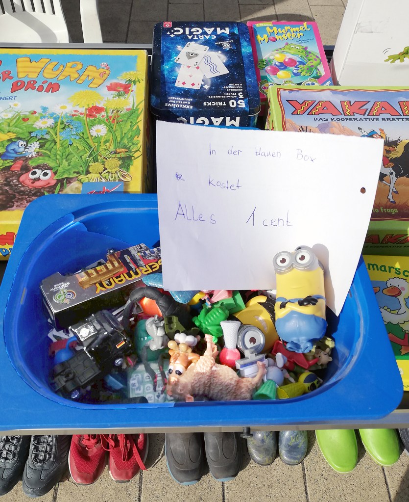 Angebote beim Baby- und Kinderflohmarkt. Foto: Hensel