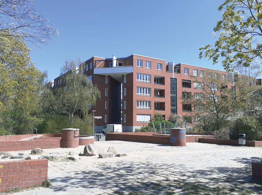 Licht, Luft und Grün: Kleihues-Bau an der Swinemünder Straße. Foto: Alexander Dowe