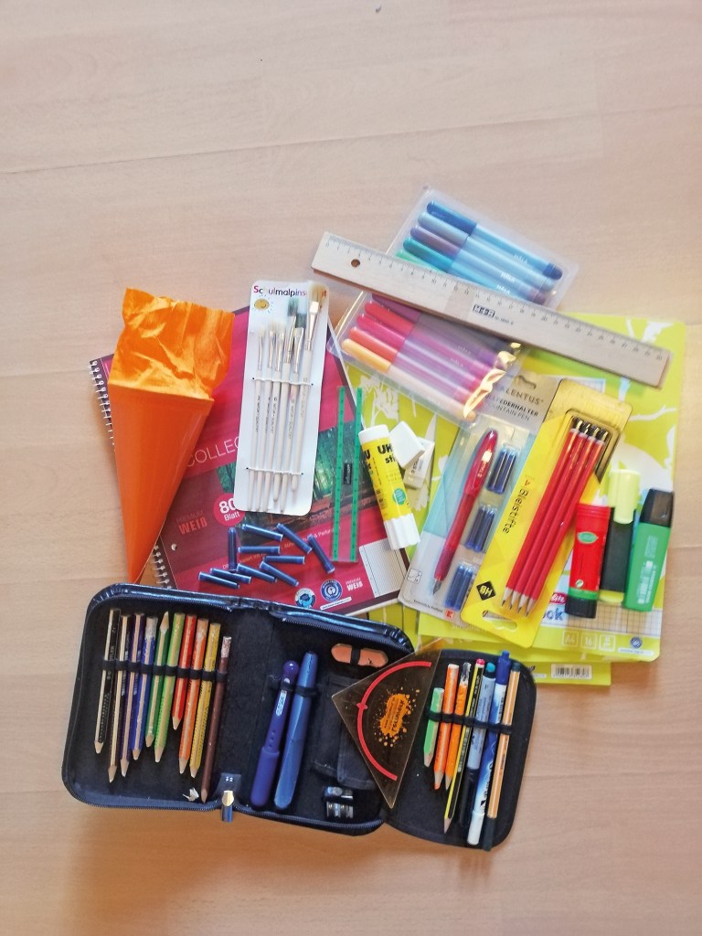Materialspenden gesucht! Schulmaterialien aller Art sammelt Ebru Schaefer derzeit, 
um bedürftigen Kindern einen guten Schulstart 
zu ermöglichen. Foto: Dominique Hensel