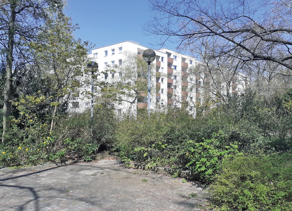 Gut 50 Jahre später an gleicher Stelle: Nur mit viel Fantasie ist der ehemalige Standort des degewo-Pavillons noch zu erkennen. Nur die charakteristischen Kugelleuchten wurden erhalten. Foto: Alexander Dowe