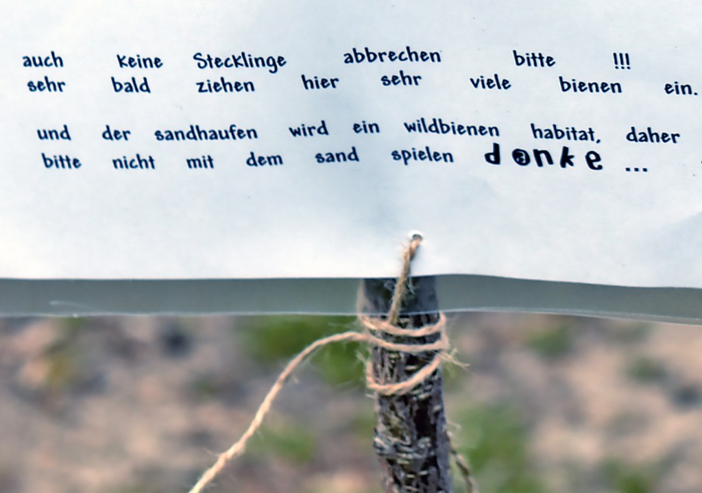 Ein Hinweisschild im Mauergarten