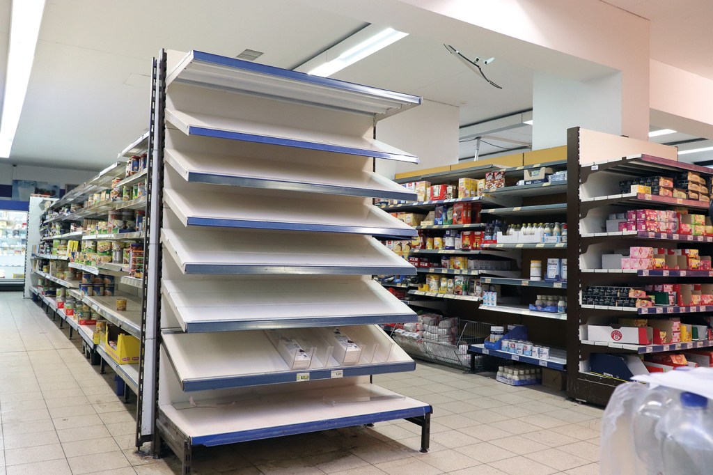 Leere Regale im Edeka-Markt in der Ackerstraße kurz vor der endgültigen Schließung Ende Juli. Foto: Andrei Schnell