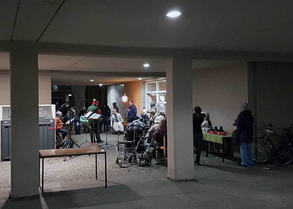 Weihnachtsgeschichte: Beisammensein am Ackerplatz in Corona-Zeiten. Foto: Thomas Jeutner