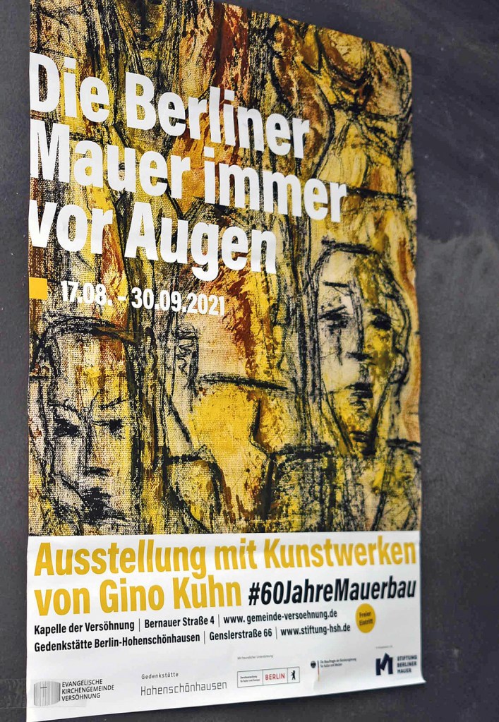 Der Plakat wies auf die Ausstellung zum 60. Jahrestag des Mauerbaus mit Arbeiten von Gino Kuhn hin. Foto: Michael Becker