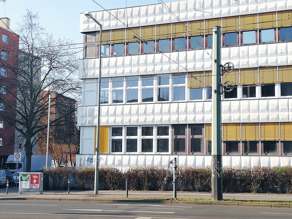 Die Ernst-Reuter-Schule von der Bernauer Straße aus gesehen. Links dahinter ist die Gustav-Falke-Grundschule zu erkennen. Foto: Hensel