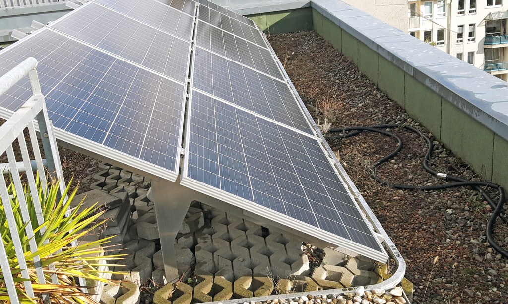 Solaranlage auf einem Dach im Kiez. Foto: Corinna Neinaß