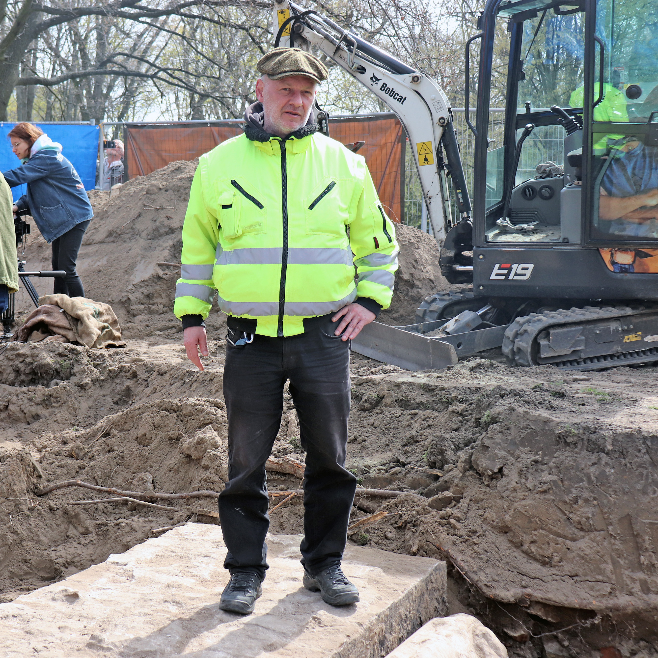 Der sensationelle Fund: Der Chef des Berliner Unterwelten e.V., Dietmar Arnold steht im Humboldthain auf der wiedergefundenen Stier-Statue. Foto: Schnell