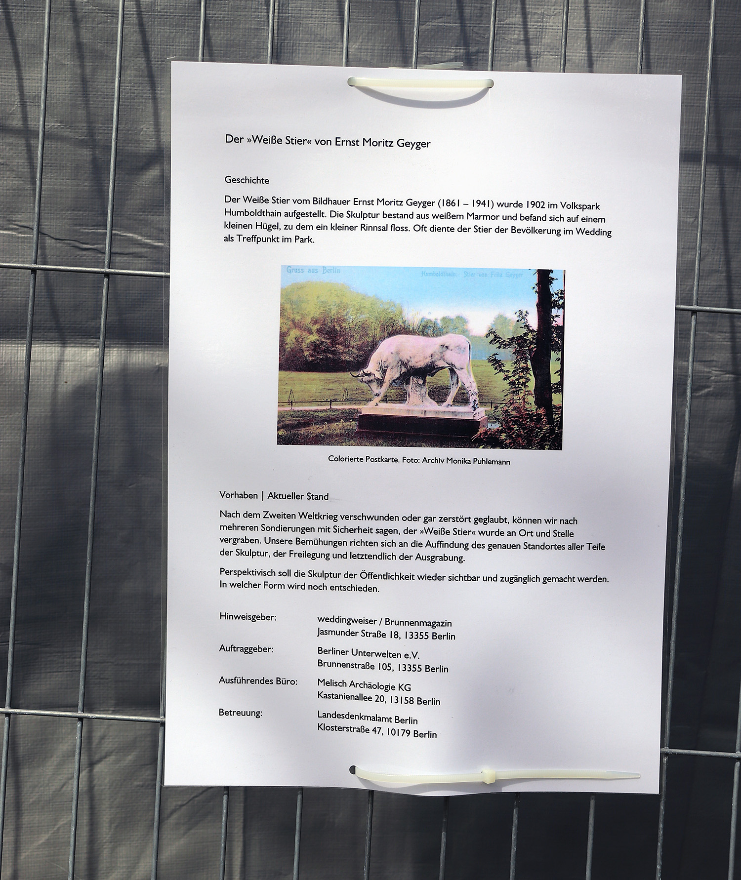 Auf einem Schild am Bauzaun im Humboldthain wird auf das Kiezmagazin als Tippgeber hingewiesen. Foto: Schnell