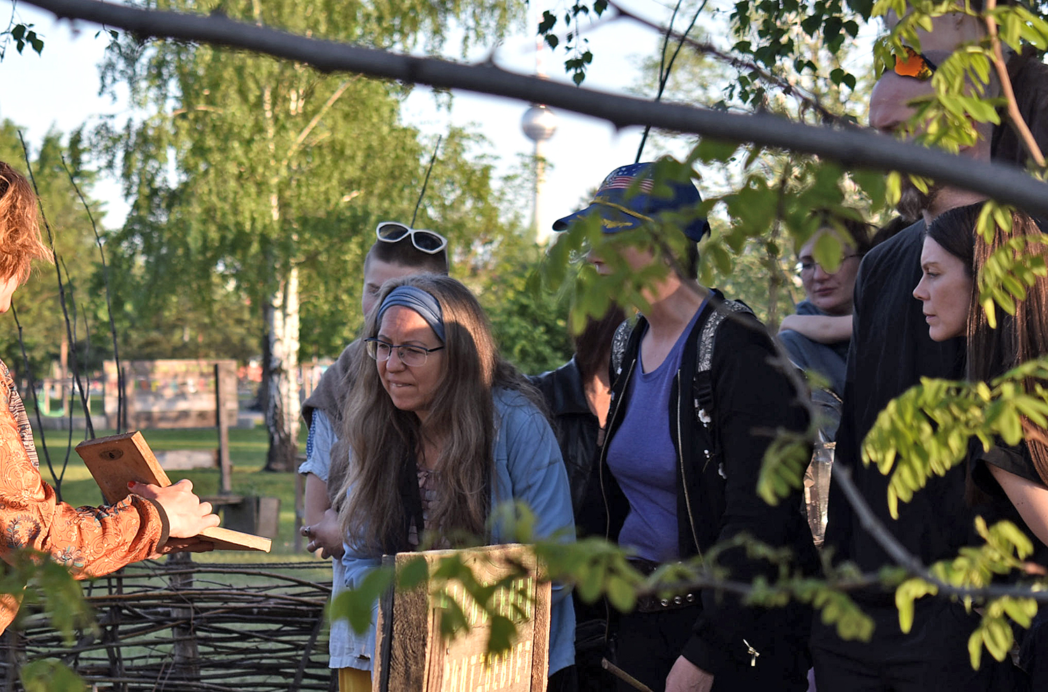 Präsentation des Nistkastens für Wildbienen. Foto: Becker