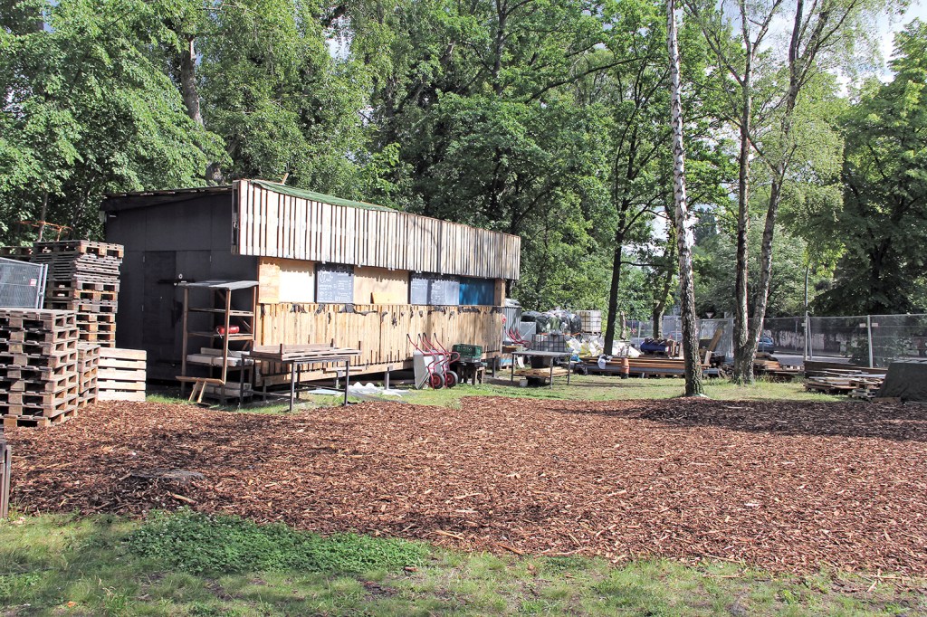 Das Gartencafé steht bereits am neuen Standort. Auf die Eröffnung müssen die Besucher aber noch etwas warten. Foto: Hensel