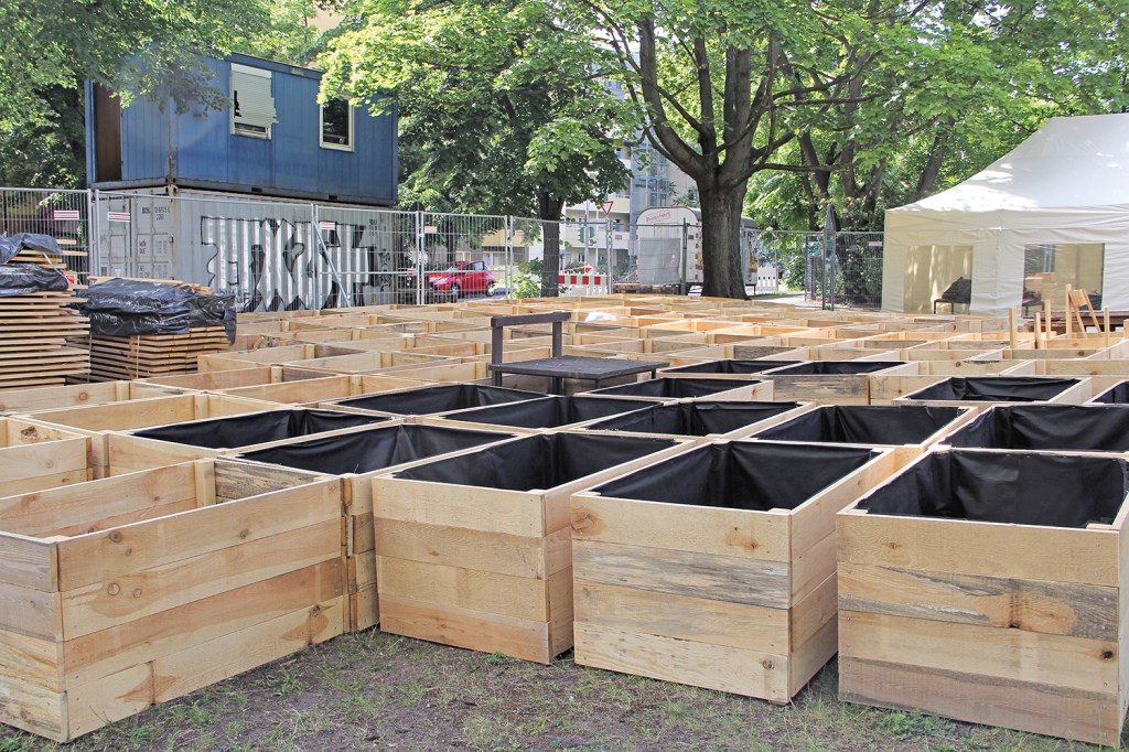 Für den Neuanfang wurde neue Hochbeete gebaut. 200 Stück sollen es in der Gartenstraße werden. Foto: Hensel
