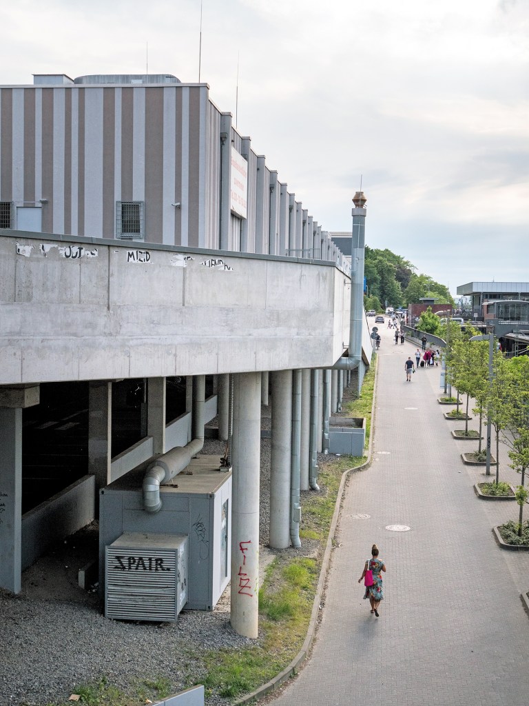 Passanten gehen am Kaufland Gesundbrunnen mit dem großen Parkhaus vorbei in Richtung Brunnen- und Badstraße. Foto: Sulamith Sallmann