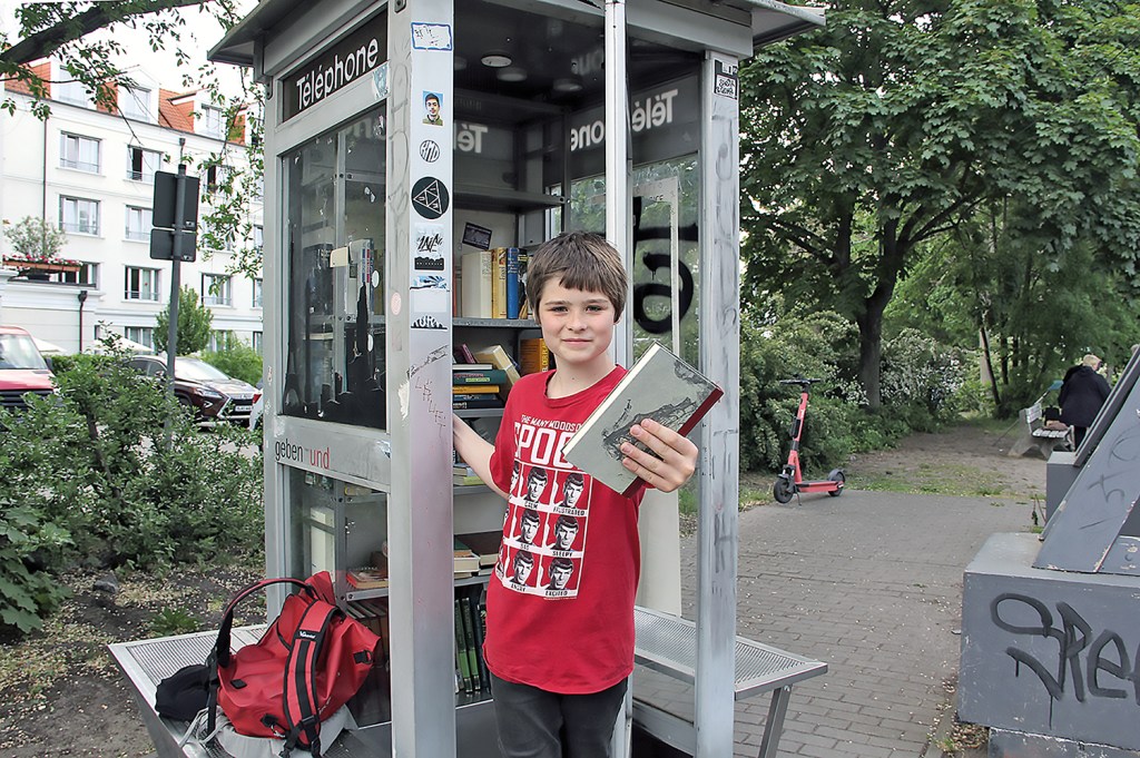 Aufräumen in der Bücherbox neben dem Weddinger Eiffelturm. Foto: D. Hensel