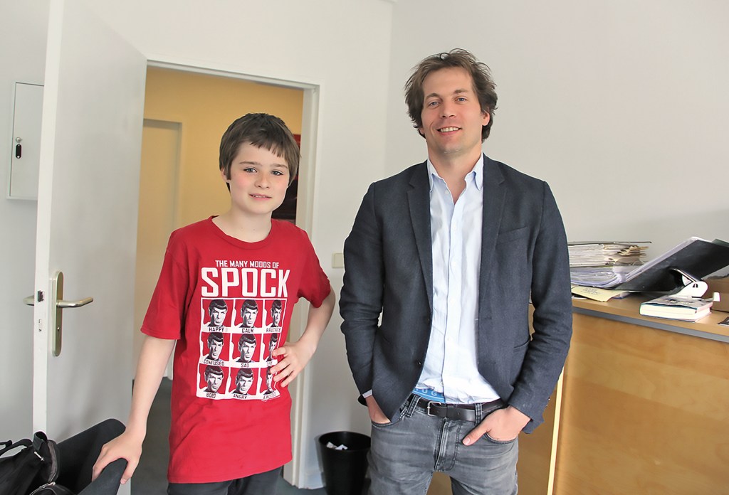 Der Praktikant mit Geschäftsführer Florian Fangmann. Foto: D. Hensel