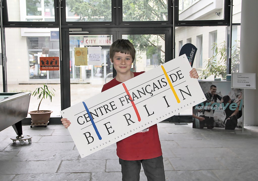 Beim Schülerpraktikum: Mit Schild im Foyer des Centre Français de Berlin. Foto: D. Hensel