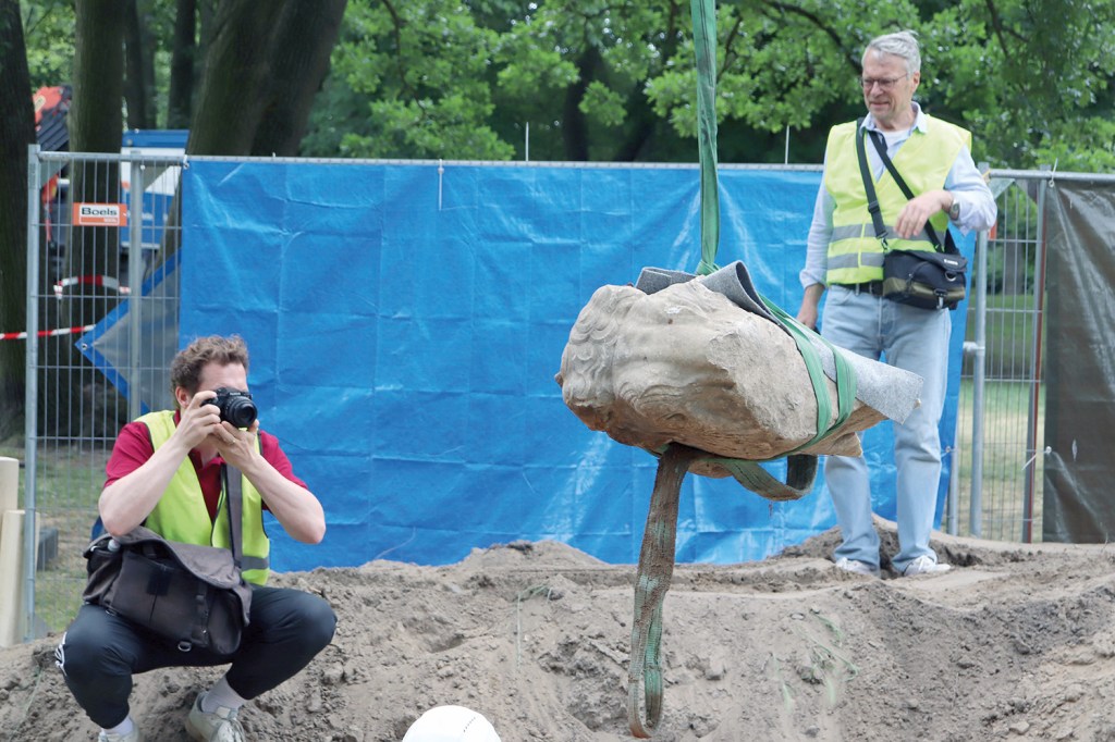 Bei der Bergungsaktion im Humboldthain Anfang Juni wurden Kopf, Korpus und der Fuß der Stierskulptur einzeln aus dem Grabungsloch herausgehoben. Foto: Andrei Schnell