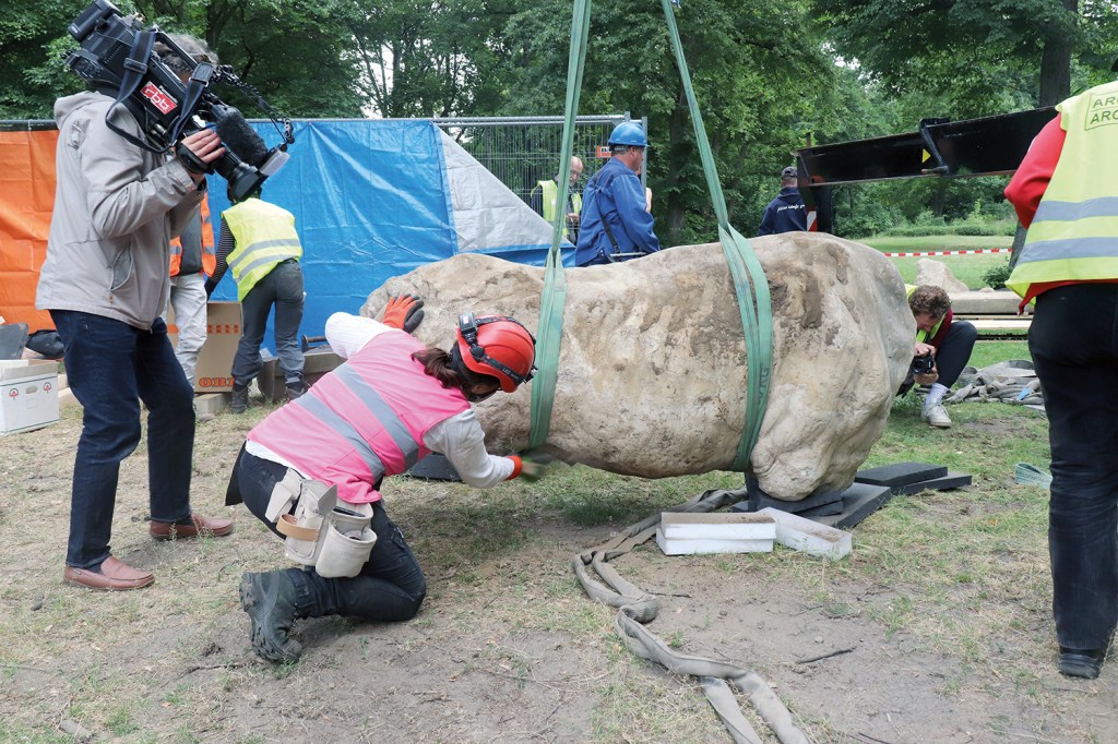 Bei der Bergungsaktion im Humboldthain Anfang Juni wurden Kopf, Korpus und der Fuß der Stierskulptur einzeln aus dem Grabungsloch herausgehoben. Foto: Andrei Schnell