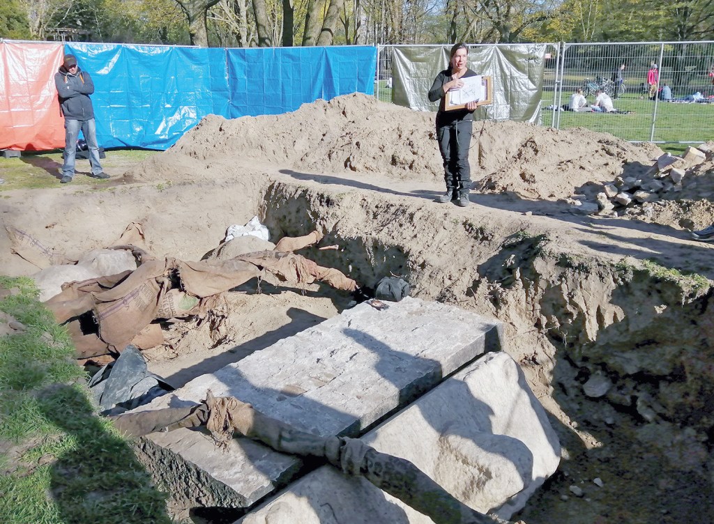 An der Ausgrabungsstelle: Auf dem Bild ist der Sockel der Skulptur gut zu sehen. Foto: Monika Puhlemann