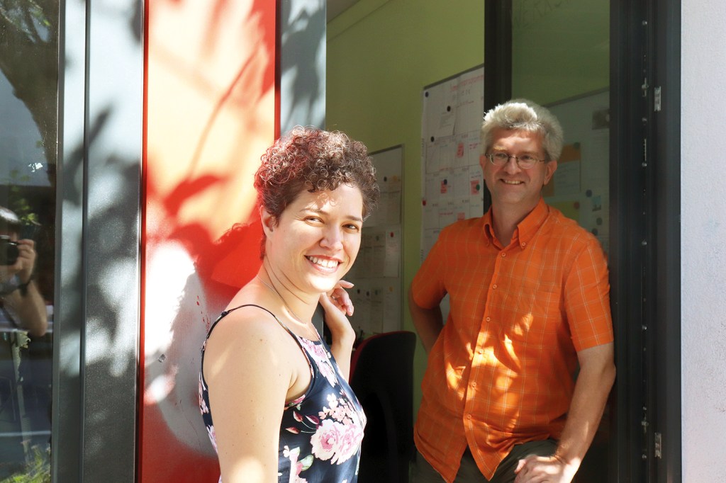 Evelyne Leandro mit ihrem Kollegen Jochen Uhländer. Foto: Andrei Schnell
