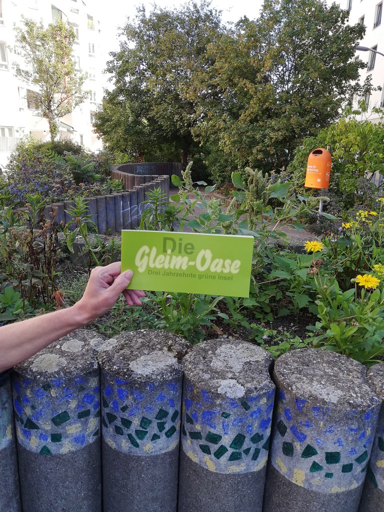Besucher:innen der Brunnenviertel Gartenschau konnten auf der Gleim-Oase auch eine Broschüre über die begrünte Verkehrsinsel mitnehmen. Foto: Hensel
