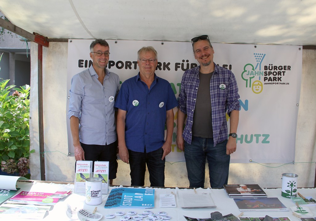 Der Stand der Freunde des Mauerparks beim Kiezfest. Foto: Hensel