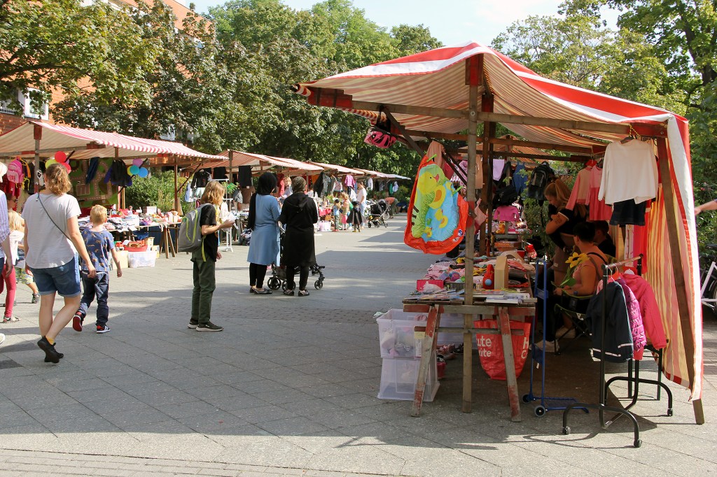 Blick auf den Baby- und Kinderflohmarkt beim Kiezfest. Foto: Hensel