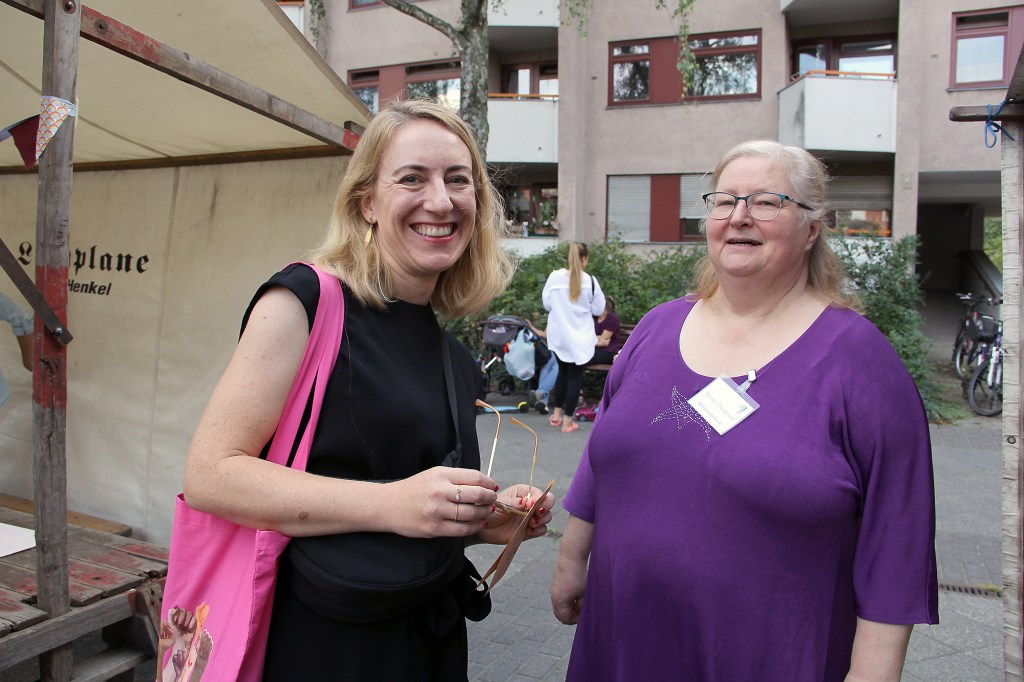 Bezirksstadträtin Almut Neumann im Gespräch mit Beate Chudowa vom Brunnenviertel e.V. Foto: Hensel