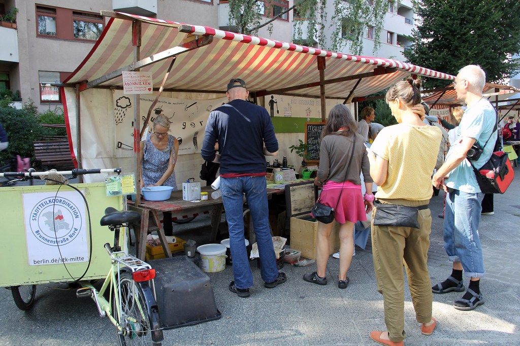 Am Stand des Mauergarten-Gemeinschaftsgarten. Foto: Hensel