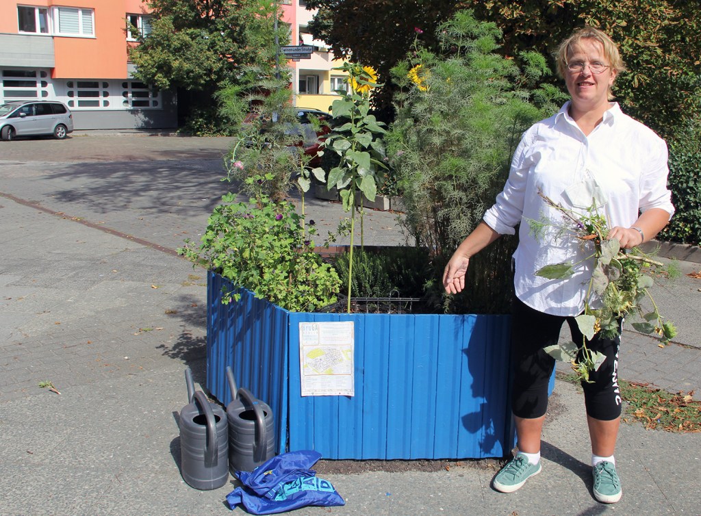 Pflanzschalenpatin Emilia Witwer-van de Loo an ihrem Beet am Vinetaplatz bei der Brunnenviertel Gartenschau. Foto: Hensel