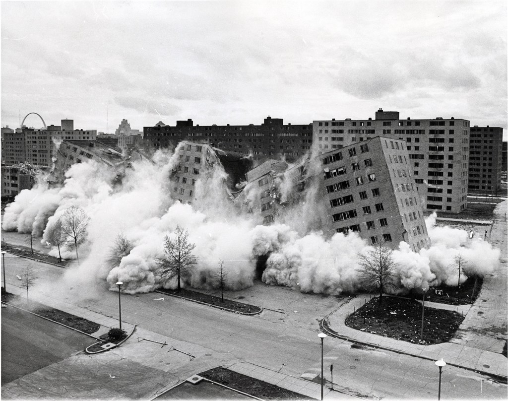 Das Ende einer Utopie. Pruitt-Igoe wird 1972 dem Erdboden gleichgemacht. Foto: Wikimedia Commons, gemeinfrei