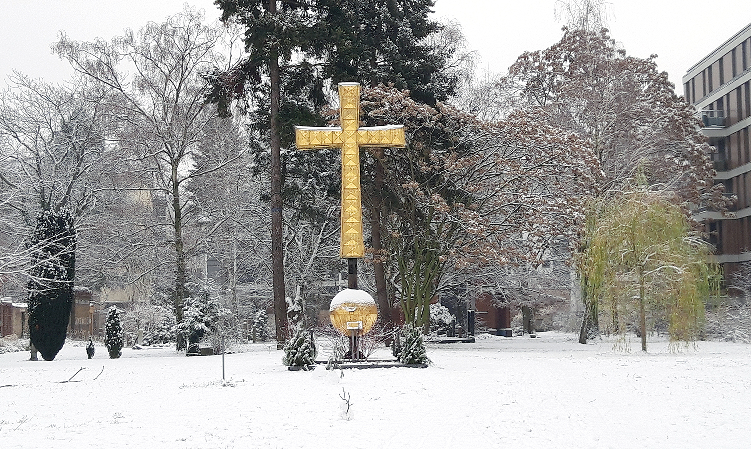 Domfriedhof St. Hedwig: Begraben im Schatten der Mauer