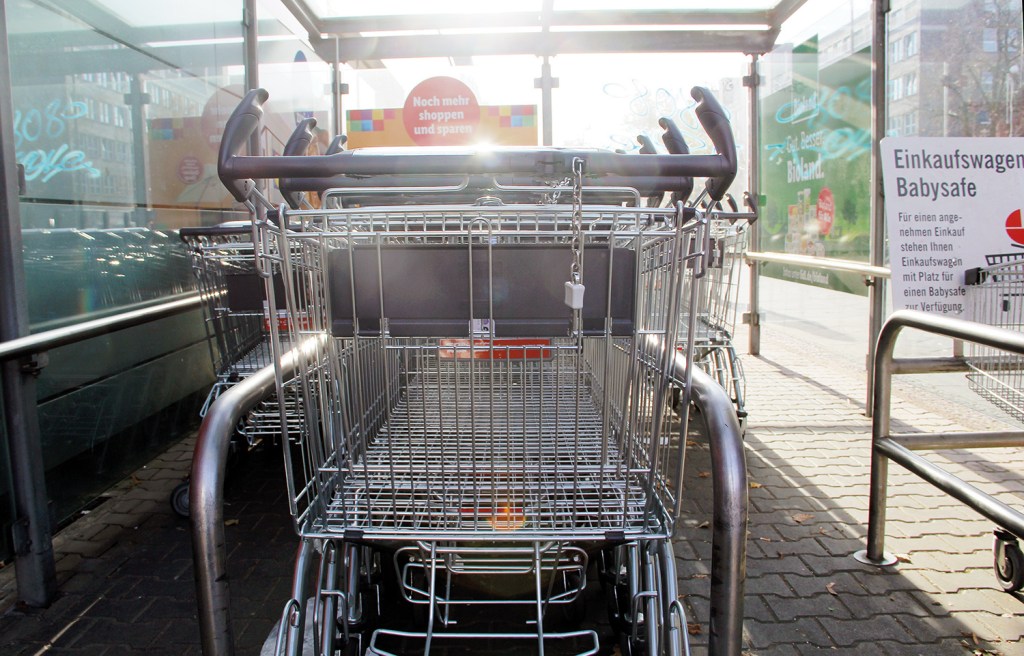 Einkaufswagen in der Brunnenstraße. Foto: Dominique Hensel