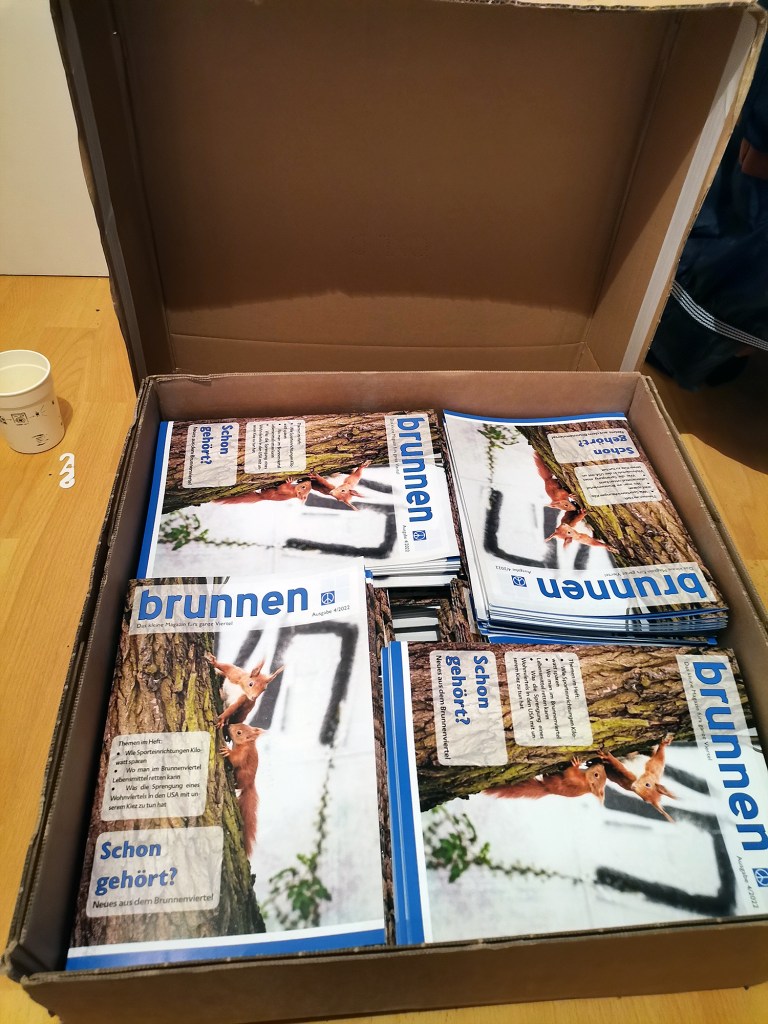 Eine Kiste mit Kiezmagazinen. Foto: Schnell
