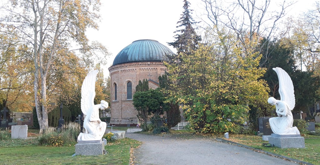 St. Annenkapelle auf dem Domfriedhof St. Hedwig, vorn die zwei Engel von Josef Limburg. Foto: Corinna Neinaß