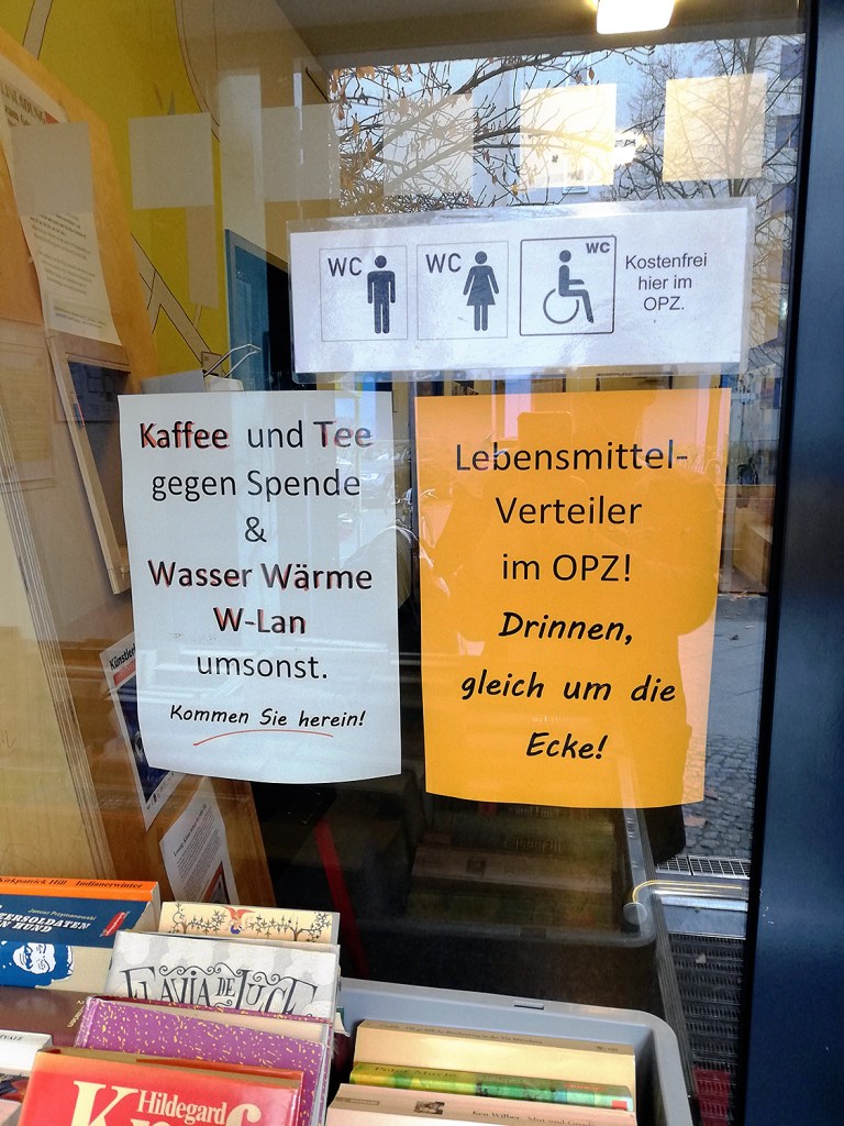 Zettel am Eingang des Nachbarschaftszentrums in der Demminer Straße. Foto: Hensel