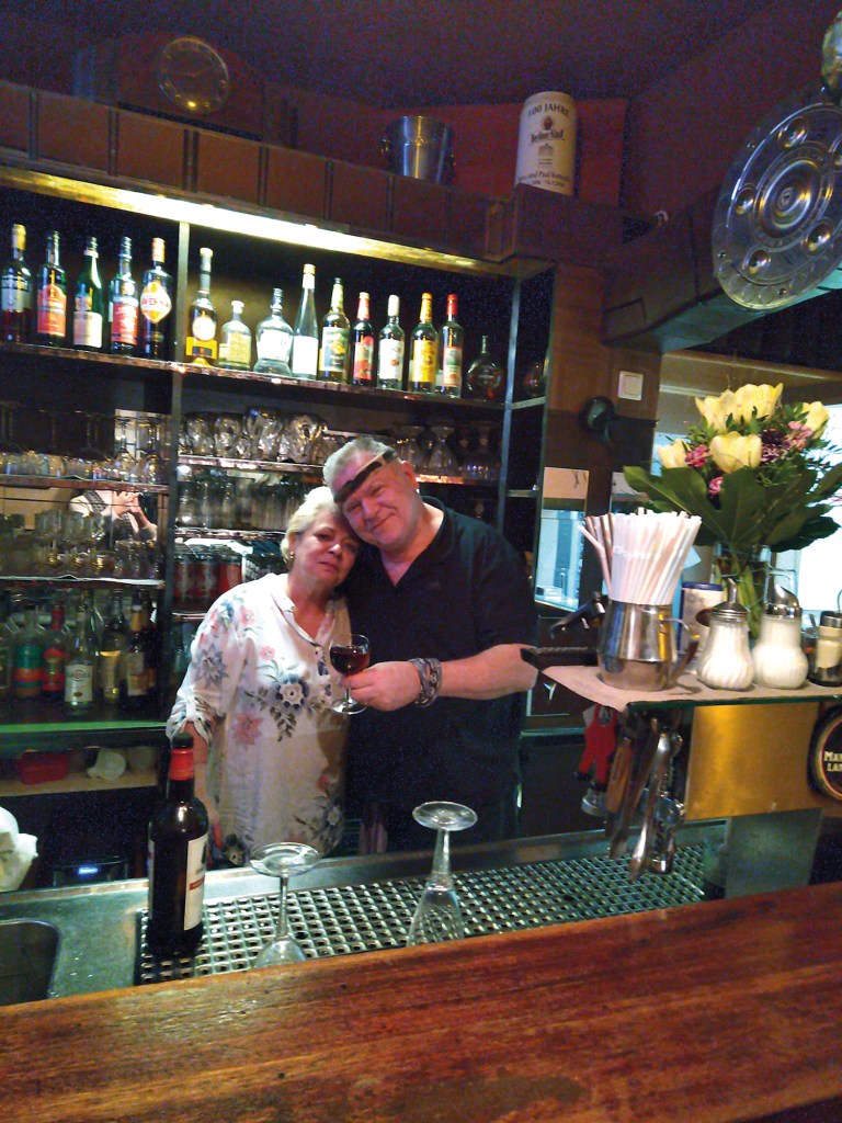 Petra und Paul hinterm Tresen. Foto: Emilia Witwer-van de Loo