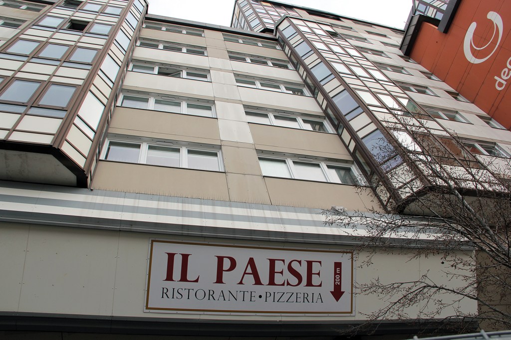 Viele Jahre lang hat dieses Schild in der Brunnenstraße an der Einmündung Demminer Straße den Weg zum Italiener im Kiez gewiesen. Noch hängt es. Foto: D. Hensel