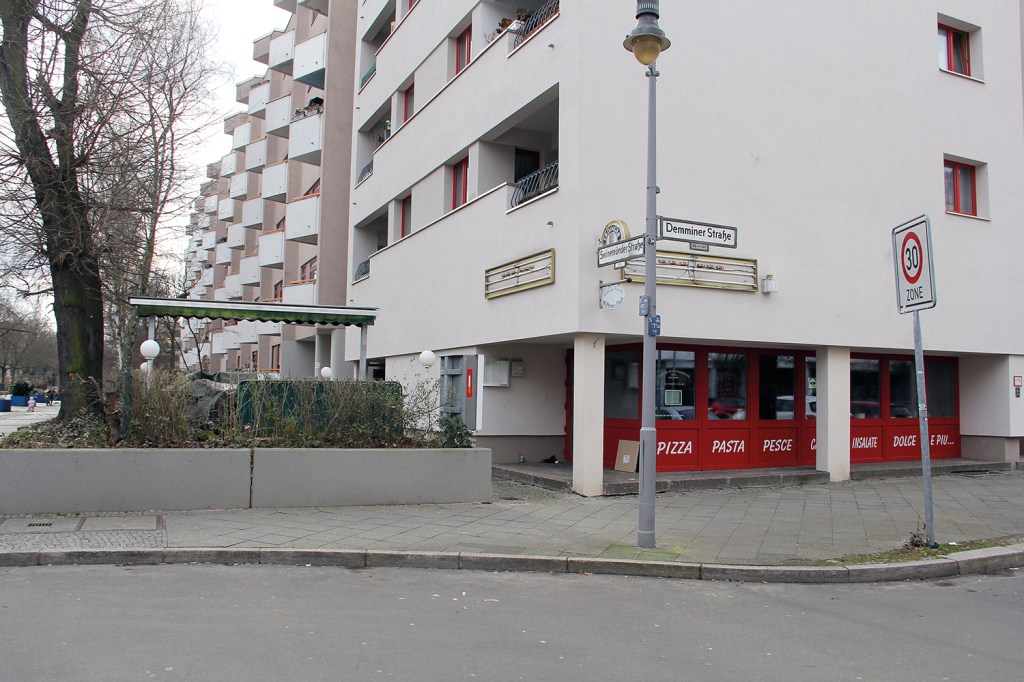 Die Schilder am ehemaligen Restaurant an der Ecke Demminer/Swinemünder Straße sind schon abmontiert. Foto: Hensel