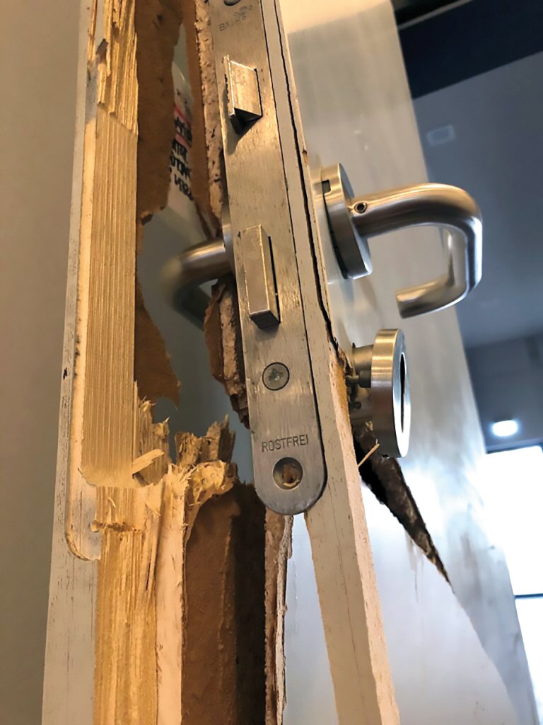 Vandalismus im OPZ: Die Türen sind an diesem Abend aufgebrochen worden. Foto: OPZ