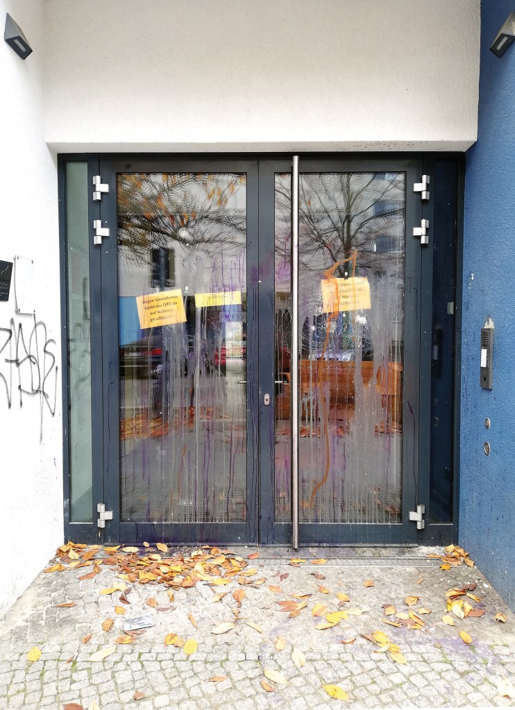 Die Scheiben und die Fassade das Olof-Palme-Zentrums wurden in der Halloweennacht beschmiert und verschmutzt. Foto: D. Hensel