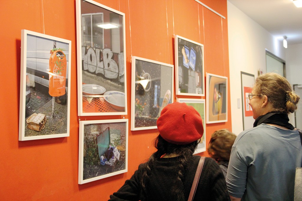 Ausstellungseröffnung an der roten Galeriewand. Foto: Hensel