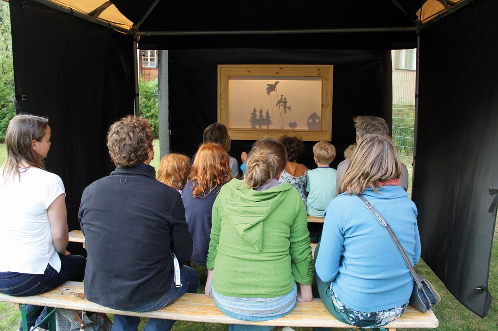 Schattentheater für Kinder und Familien im Garten. Foto: Hensel